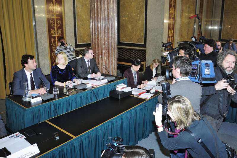 Am Präsidium v.li.: Dritter Nationalratspräsident Norbert Hofer (F), Nationalratspräsidentin Doris Bures (S) und Zweiter Nationalratspräsident Karlheinz Kopf (V)