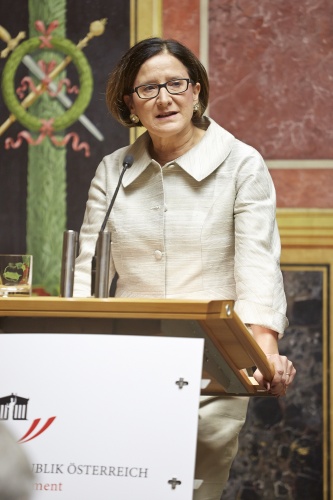 Innenministerin Johanna Mikl-Leitner (V) am Rednerpult