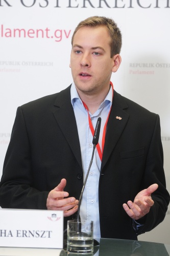 Vorsitzender der Österreichischen Gewerkschaftsjugend Sascha Ernszt am Wort