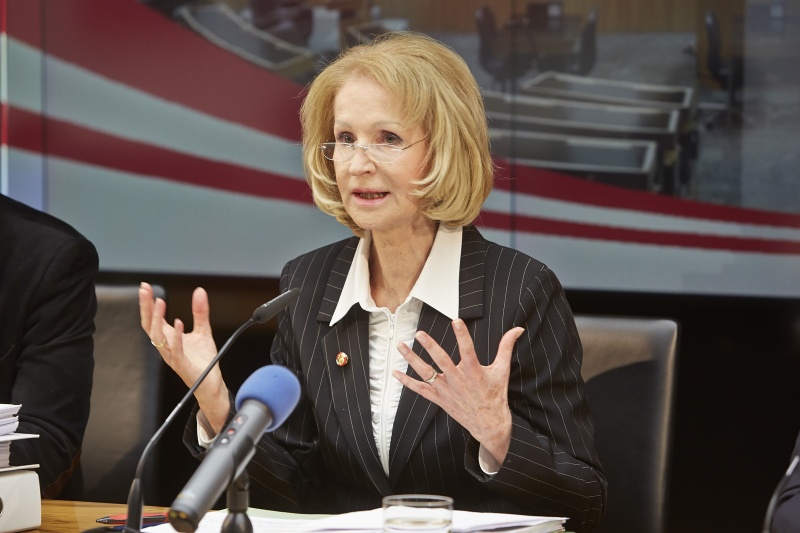 Die Vorsitzende der Kommission, Nationalratsabgeordnete Gertrude Aubauer (V) am Wort