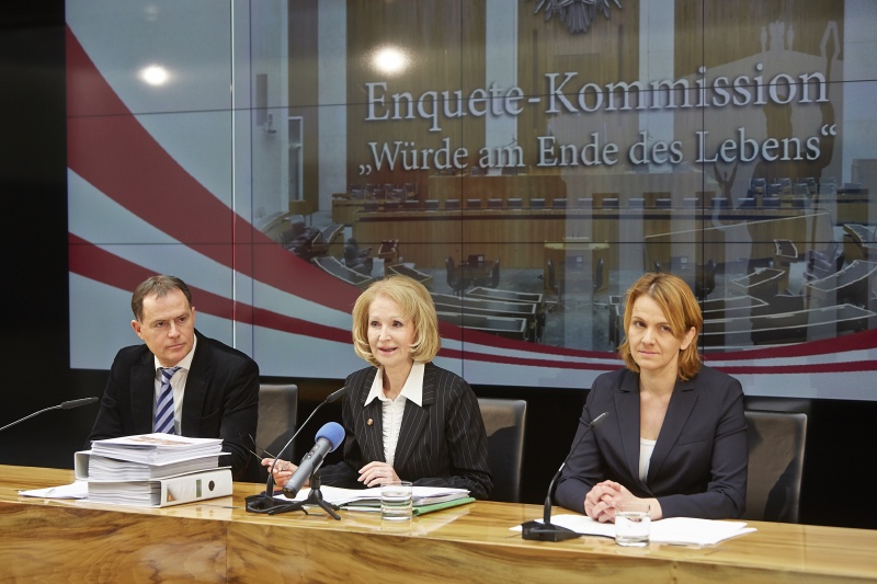 Podium v. li.: Nationalratsabgeordneter Johannes Jarolim (S), die Vorsitzende der Kommission, Nationalratsabgeordnete Gertrude Aubauer (V), Nationalratsabgeordnete Dagmar Belakowitsch-Jenewein (F)