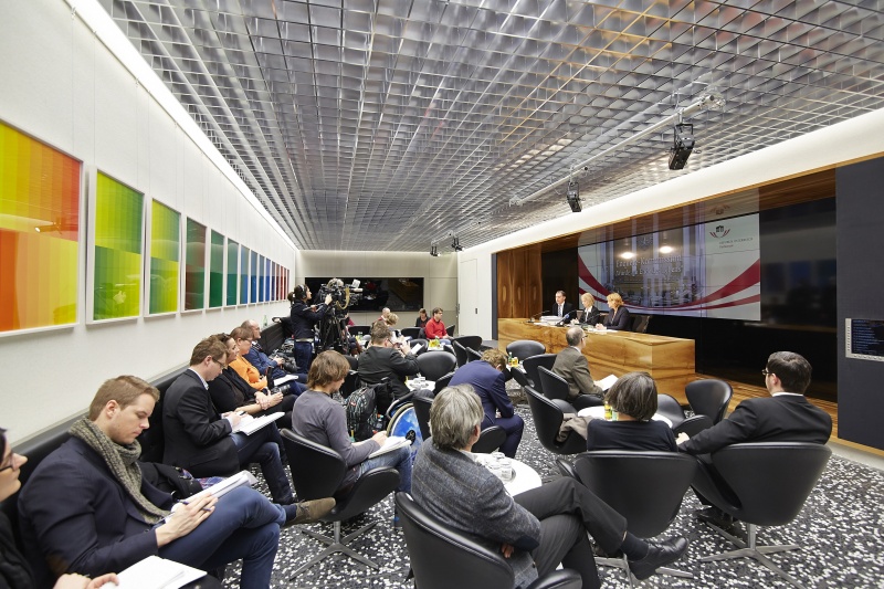 Blick in Richtung VeranstaltungsteilnehmerInnen. Podium v. li.: Nationalratsabgeordneter Johannes Jarolim (S), die Vorsitzende der Kommission, Nationalratsabgeordnete Gertrude Aubauer (V), Nationalratsabgeordnete Dagmar Belakowitsch-Jenewein (F)