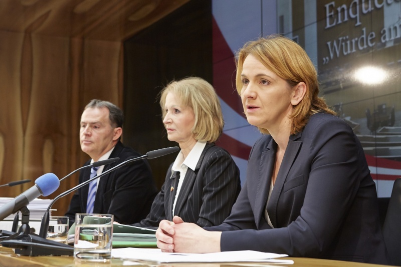 Podium v. li.: Nationalratsabgeordneter Johannes Jarolim (S), die Vorsitzende der Kommission, Nationalratsabgeordnete Gertrude Aubauer (V), Nationalratsabgeordnete Dagmar Belakowitsch-Jenewein (F)