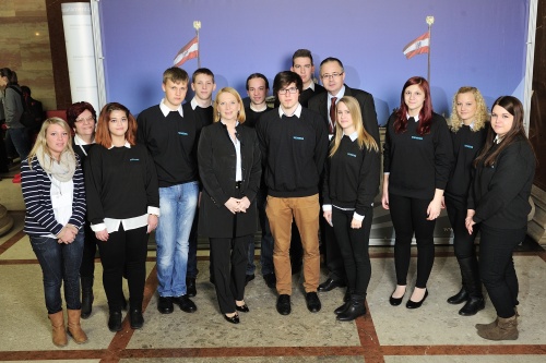 Nationalratspräsidentin Doris Bures (S) (Mitte) mit den VeranstaltungsteilnehmerInnen von Siemens