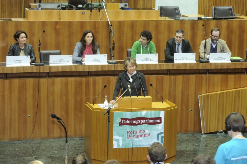 Bundesratspräsidentin Sonja Zwazl (V) am Rednerpult. Auf der Regierungsbank die Nationalratsabgeordneten v.li.: Cornelia Ecker (S), Petra Steger (F), Julian Schmid (G), Rouven Ertlschweiger (T) und Josef Schellhorn (N)