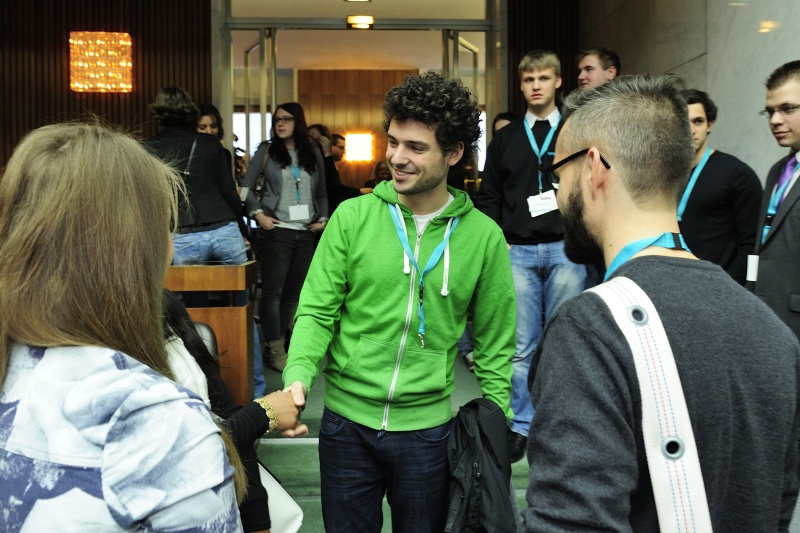 Nationalratsabgeordneter Julian Schmid (G) begrüßt die VeranstaltungsteilnehmerInnen