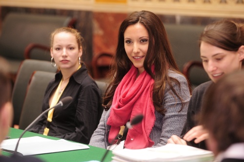 Nationalratsabgeordnete Petra Steger (F) (Mitte) mit VeranstaltungsteilnehmerInnen