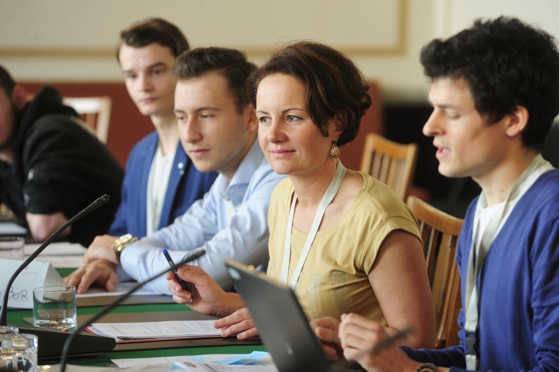 Nationalratsabgeordnete Cornelia Ecker (S) mit TeilnehmerInnen der Veranstaltung