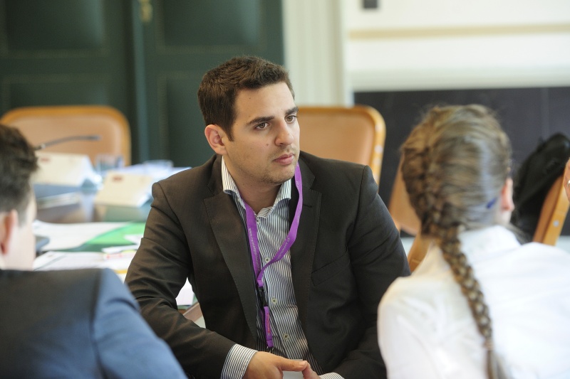 Nationalratsabgeordneter Asdin El Habbassi (V) im Gespräch VeranstaltungsteilnehmerInnen