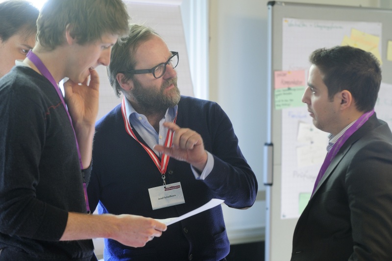 v.re.: Die Nationalratsabgeordneten Asdin El Habbassi (V) und Josef Schellhorn (N) im Gespräch mit Veranstaltungsteilnehmern