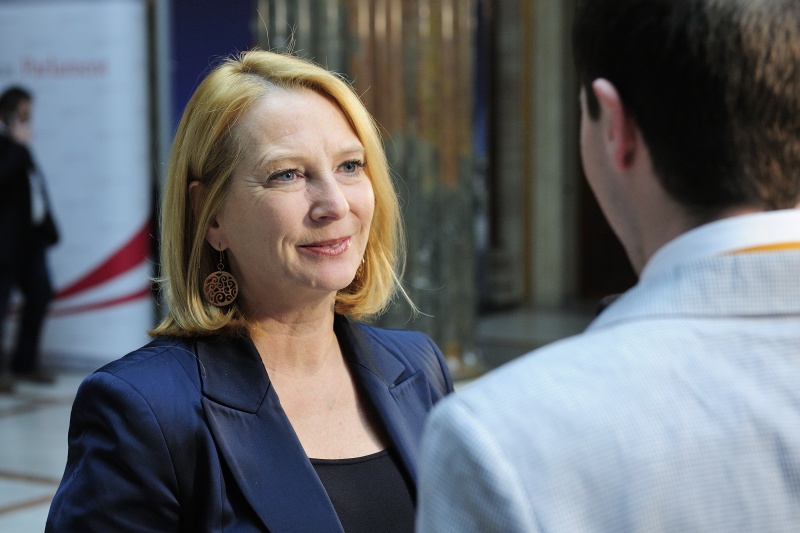 Nationalratspräsidentin Doris Bures (S) im Interview mit einem Veranstaltungsteilnehmer