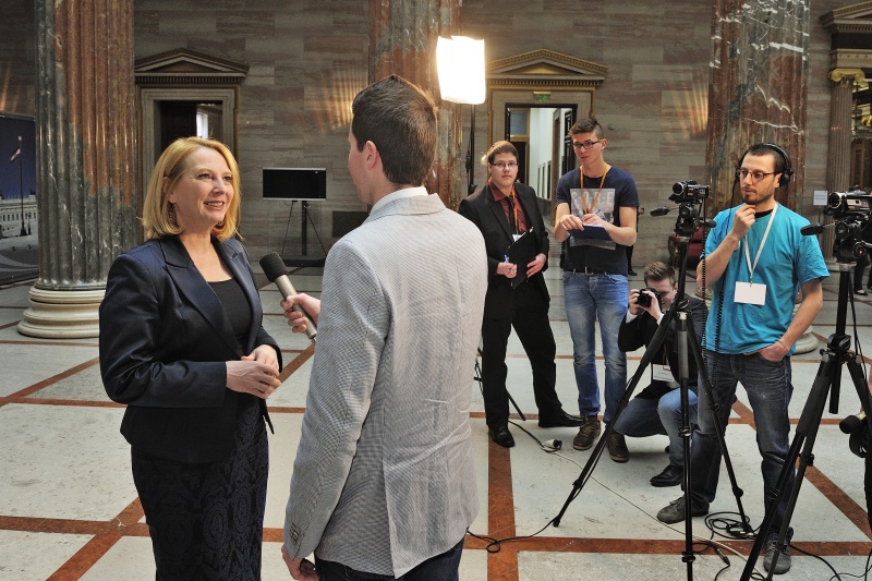 Nationalratspräsidentin Doris Bures (S) im Interview mit VeranstaltungsteilnehmerInnen