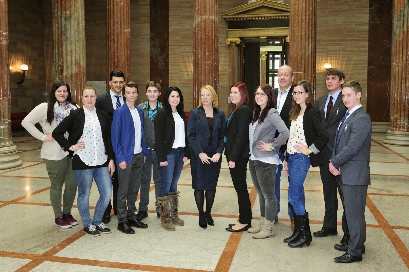 Gruppenfoto mit Nationalratspräsidentin Doris Bures (S) (Mitte) und VeranstaltungsteilnehmerInnen