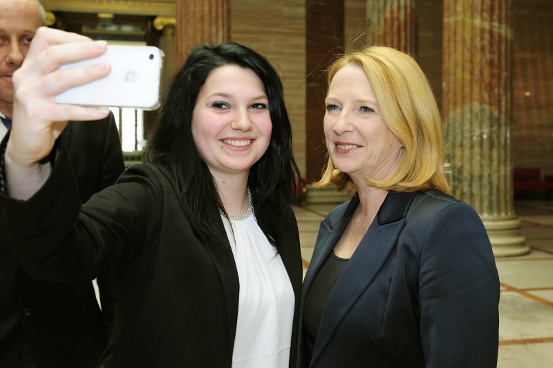 v.re.: Nationalratspräsidentin Doris Bures (S) mit einer Veranstaltungsteilnehmerin