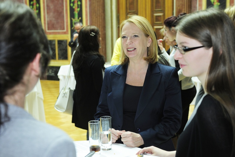 Nationalratspräsidentin Doris Bures (S) mit TeilnehmerInnen der Veranstaltung im Gespräch