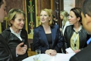 v.li.: Bundesratspräsidentin Sonja Zwazl (V), Nationalratspräsidentin Doris Bures (S) und Nationalratsabgeordnete Cornelia Ecker (S) im Gespräch