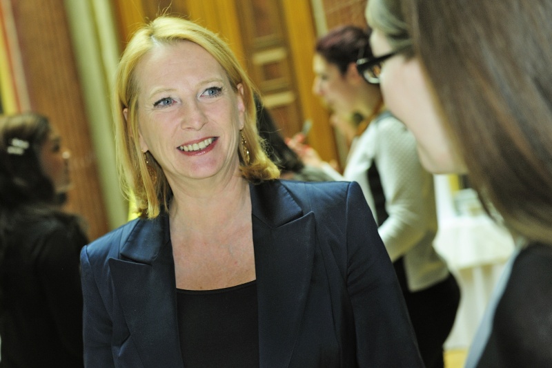 Nationalratspräsidentin Doris Bures (S) mit TeilnehmerInnen der Veranstaltung im Gespräch