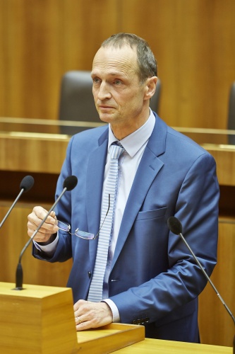 Nationalratsabgeordneter Wolfgang Gerstl (V) am Rednerpult