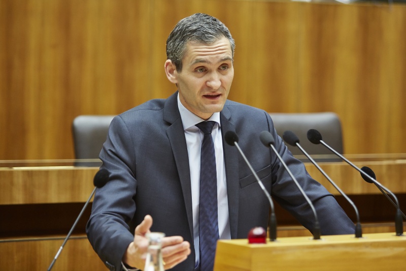 Nationalratsabgeordneter Rouven Ertlschweiger (T) am Rednerpult