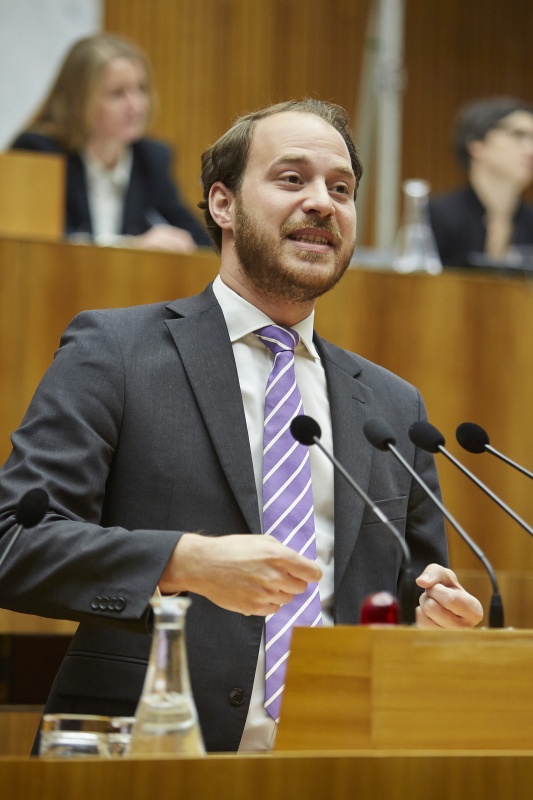 Nationalratsabgeordneter Nikolaus Scherak (N) am Rednerpult