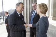 v.li.: Der Landtagspräsident von Liechtenstein Albert Frick begrüßt die Botschafterin der Republik Österreich im Fürstentum Liechtenstein Maria Rotheiser-Scotti, dahinter der Zweite Nationalratspräsident Karlheinz Kopf (V)
