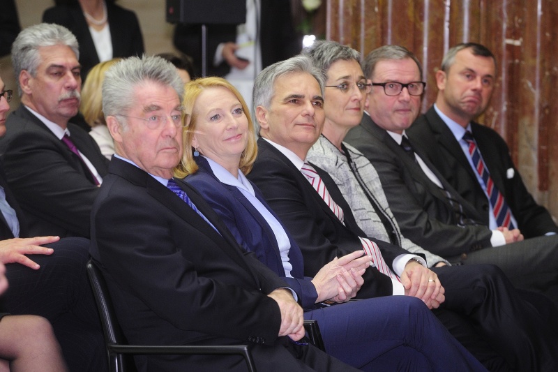Blick Richtung  VeranstaltungsteilnehmerInnen. Erste Reihe v.li.: Bundespräsident Heinz Fischer, Nationalratspräsidentin Doris Bures (S), Bundeskanzler Werner Faymann (S), Vizepräsidentin Europäisches Parlament Ulrike Lunacek (G), Zweiter Nationalratspräsident Karlheinz Kopf (V) und Dritter Nationalratspräsident Norbert Hofer (F)