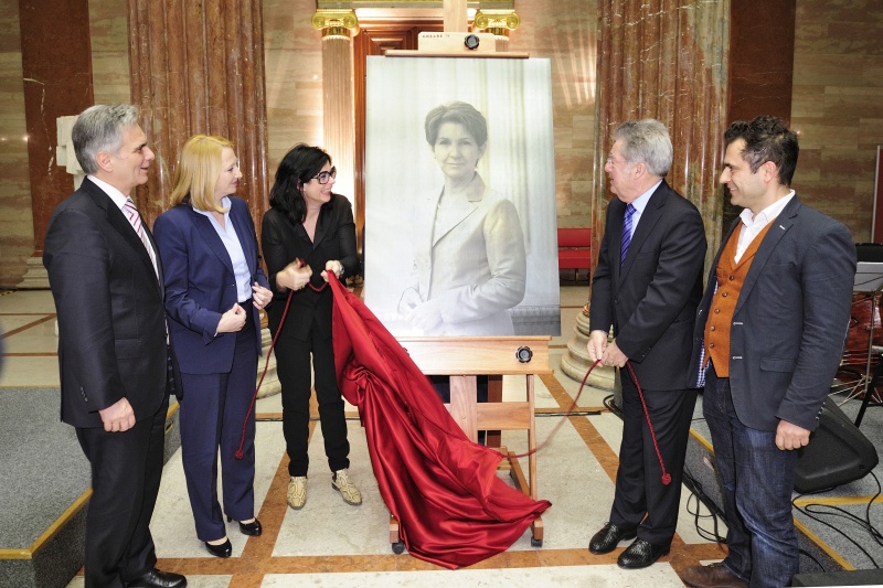 Enthüllung des Porträts. v.li.: Bundeskanzler Werner Faymann (S), Nationalratspräsidentin Doris Bures (S), Künstlerin Eva Schlegel, Bundespräsident Heinz Fischer und Fotograf Georg Wilke
