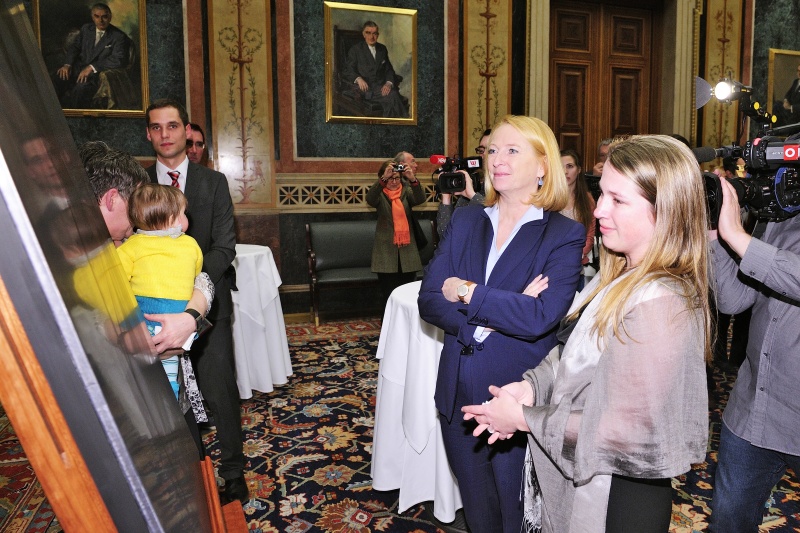 v.li.: Nationalratspräsidentin Doris Bures (S) und Tochter von Barbara Prammer Julia Prammer vor dem Porträt der ehemaligen Präsidentin des Nationalrates Mag.a Barbara Prammer