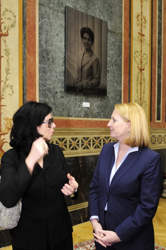 v.li.: Künstlerin Eva Schlegel im Gespräch mit Nationalratspräsidentin Doris Bures (S) vor dem Porträt der ehemaligen Präsidentin des Nationalrates Mag.a Barbara Prammer