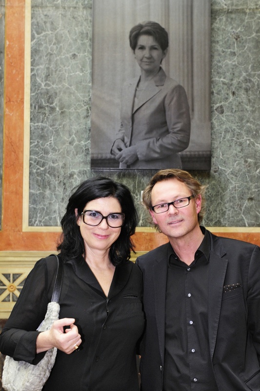 v.li.: Künstlerin Eva Schlegel und  Kurator Hans-Peter Wipplinger vor dem Porträt der ehemaligen Präsidentin des Nationalrates Mag.a Barbara Prammer