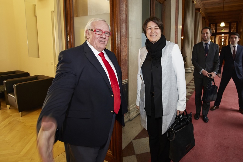 v.li.: Ausschussvorsitzender Anton Heinzl (S) begrüßt EU Kommissarin Violeta Bulc