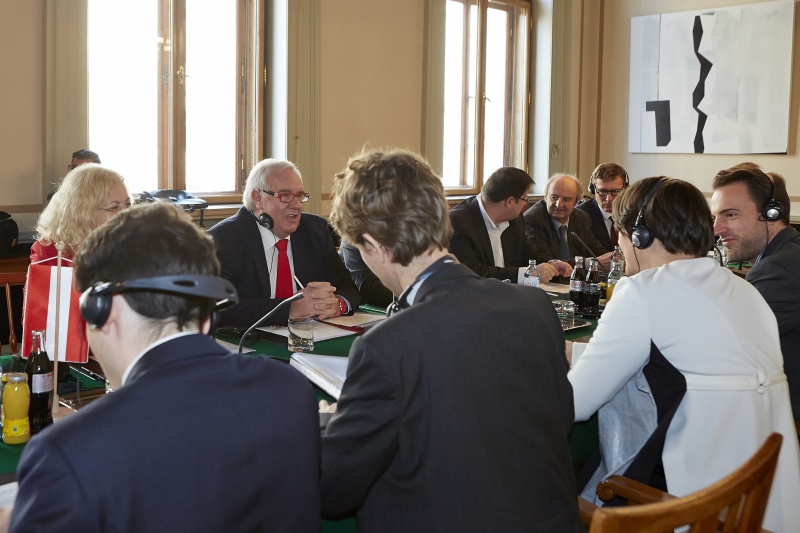 Aussprache. Ausschussvorsitzender Anton Heinzl (S) (2.v.li.)