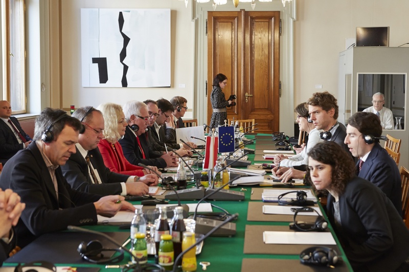 Aussprache. Linke Tischhälfte: Österreichische Delegation mit dem Ausschussvorsitzenden Anton Heinzl (S) (4.v.li.). Rechte Tischhälfte: EU Kommissarin Violeta Bulc (4.v.re.)