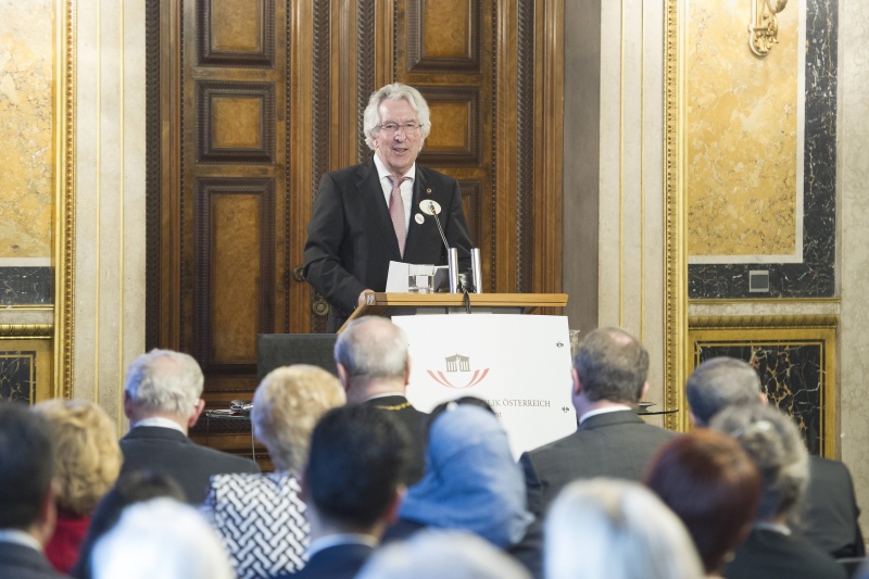 Grussworte von Governor Karl Brewi