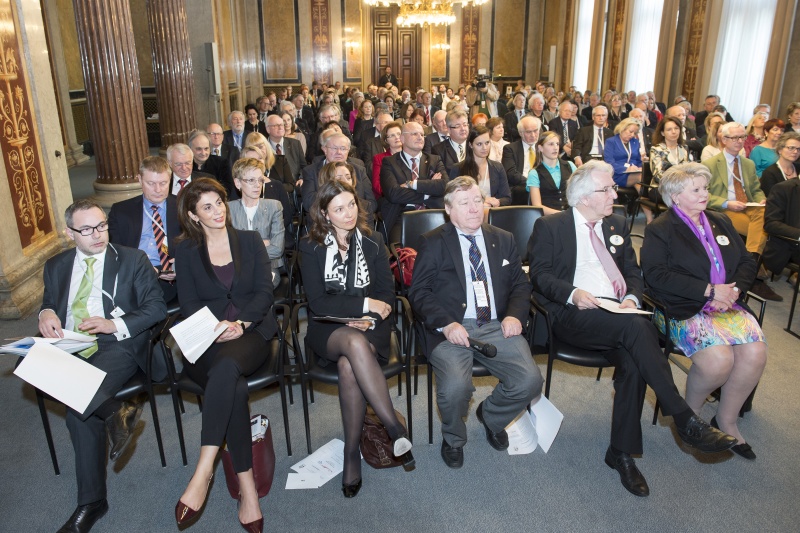 Erste Reihe v.li.: IAEA Repräsentant Serge Gas, UNOV, UNIDO Repräsentantin Claudia Arthur-Flatz, CTBTO Repräsentantin Sabine Bauer, Distrikt Beauftragter UN-Lions Day Walter Götz, Governor Karl Brewi, und Vorsitzende des Governorrates des GD 114 - Österreich Eva-Maria Franke. Blick Richtung VeranstaltungsteilnehmerInnen