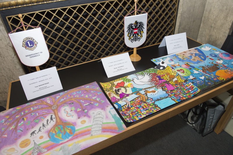 Gewinnerinnen-Bilder des Friedensplakatwettbewerbes ' Peace Poster Awards '