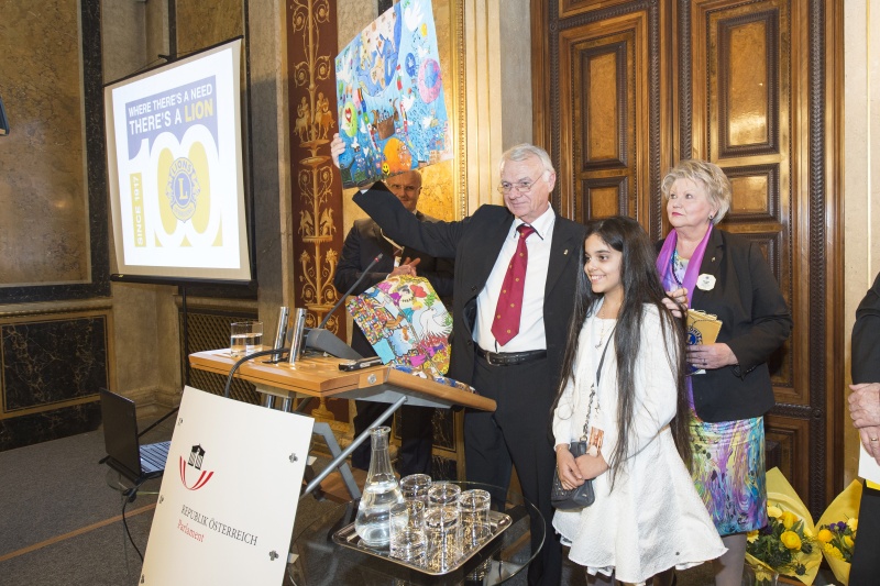 Gewinnerin des Friedensplakatwettbewerbes ' Peace Poster Awards '