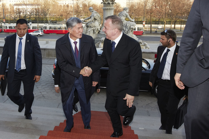 v.re: Parlamentsdirektion Joseph Wirnsperger begrüßt den Staatspräsidenten der Kirgisischen Republik Almasbek Atambajew