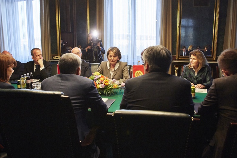 Bundesratspräsidentin Sonja Zwatzl (V) (Mitte) während der Aussprache mit dem Staatspräsidenten der Kirgisischen Republik Almasbek Atambajew