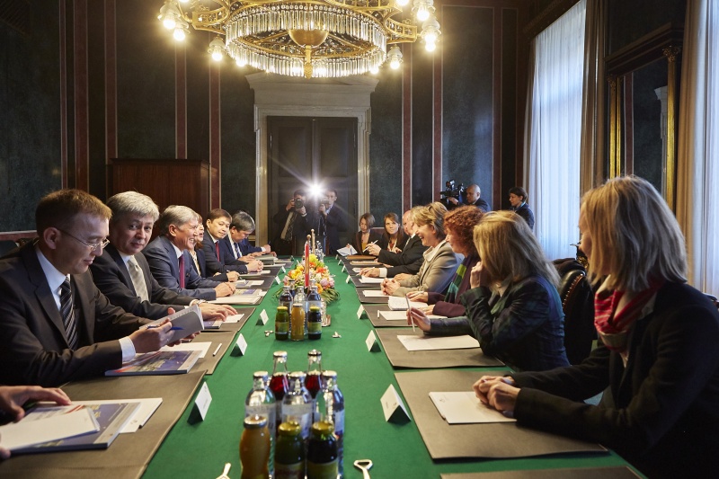 Aussprache. Rechte Tischhälfte: Kirgisische Delegation mit dem Staatspräsidenten Almasbek Atambajew (3.v.li.). Rechte Tischhälfte: Österreichische Delegation mit Bundesratspräsidentin Sonja Zwatzl (V) (4.v.re.)