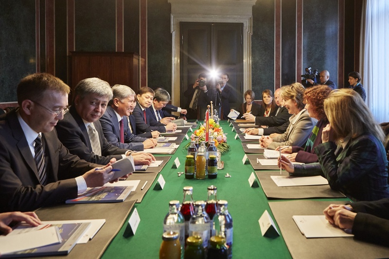 Aussprache. Rechte Tischhälfte: Kirgisische Delegation mit dem Staatspräsidenten Almasbek Atambajew (3.v.li.). Rechte Tischhälfte: Österreichische Delegation mit Bundesratspräsidentin Sonja Zwatzl (V) (3.v.re.)