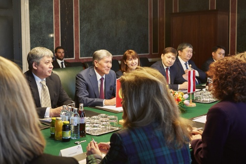Kirgisische Delegation mit dem Staatspräsidenten Almasbek Atambajew (2.v.li.) während der Aussprache mit Bundesratspräsidentin Sonja Zwazl (V)