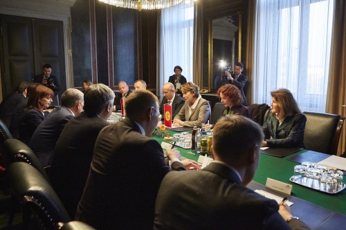 Österreichische Delegation mit Bundesratspräsidentin Sonja Zwatzl (V) (3.v.re.) während der Aussprache mit dem Staatspräsidenten der Kirgisischen Republik Almasbek Atambajew