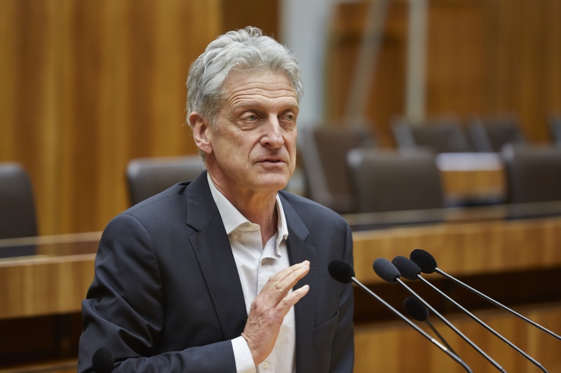 Nationalratsabgeordneter Josef Cap (S) am Rednerpult