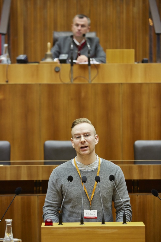 Attac Österreich Hans Asenbaum am Rednerpult
