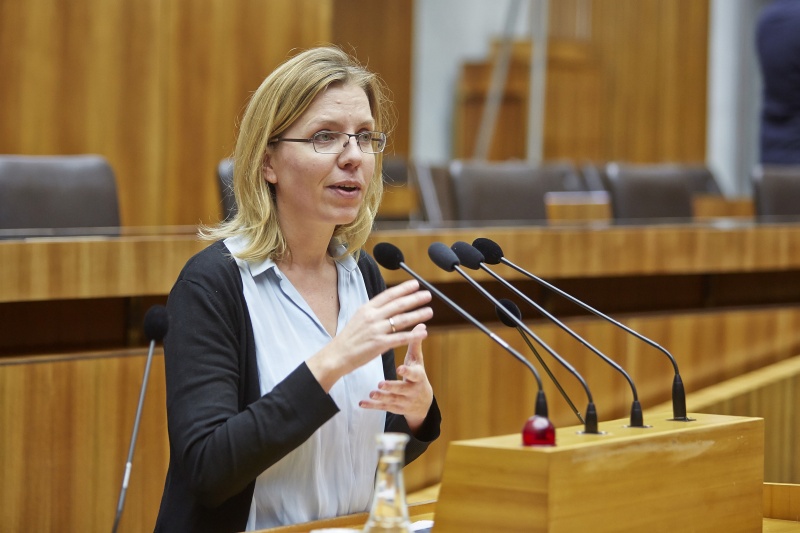 Global 2000 Leonore Gewessler am Rednerpult