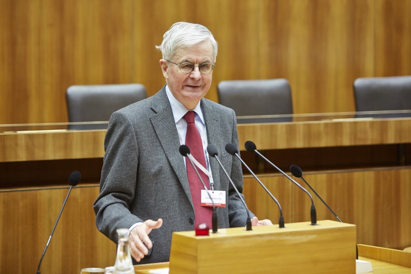 Mitglied ohne Stimmrecht Paul Luif  am Rednerpult