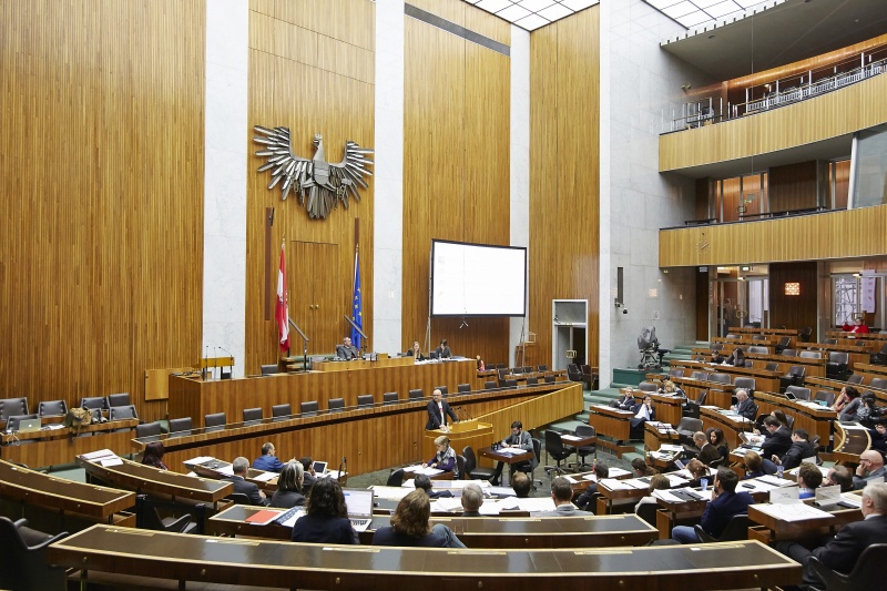 Initiative Staerkung direkte Demokratie, Erwin Leitner (G) am Rednerpult. Blick Richtun VeranstaltungsteilnehmerInnen