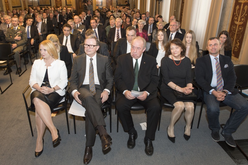 Erste Reihe v.li.: Nationalratspräsidentin Doris Bures (S), Zweiter Nationalratspräsident Karlheinz Kopf (V), Zweiter Nationalratspräsident a.D. Fritz Neugebauer, Frau Neugebauer und Dritter Nationalratspräsident Norbert Hofer (F). Blick Richtung VeranstaltungsteilnehmerInnen