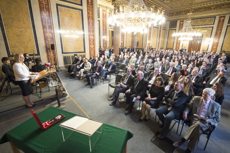 Nationalratspräsidentin Doris Bures (S) bei der Begrüßung. Blick Richtung VeranstaltungsteilnehmerInnen